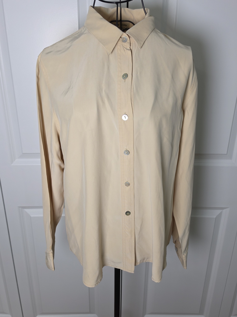 Jones New York Silk Blouse 14P Beige Button Front Shirt Quiet Luxury Career